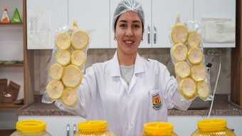 Tarsus Belediyesi’nin meyve-sebze paketleme tesisi hizmete girdi