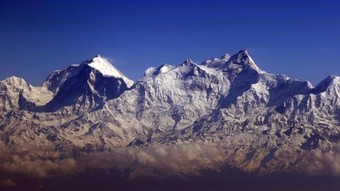 Dünyanın en yüksek dağı Everest'te zirve denemesi: Zamanla yarışacaklar
