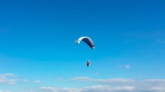 Kırklareli'nde gösteri uçuşu yapan paramotor kamyonetin üzerine düştü