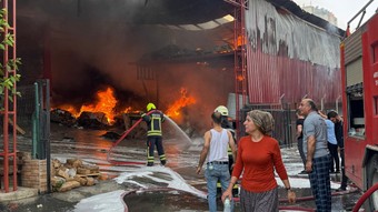Mersin'de fabrika yangını: Yol ulaşıma kapatıldı