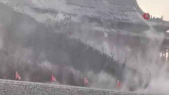 Çin’de 650 yıllık kulede çökme oldu: İşte o an... (Video)