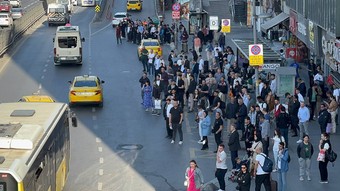 Özel Halk Otobüsleri iş bıraktı, duraklar doldu: İBB'den açıklama geldi