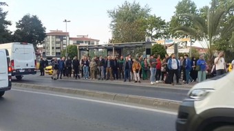 Özel Halk Otobüsleri iş bıraktı, duraklar doldu: İBB'den açıklama geldi
