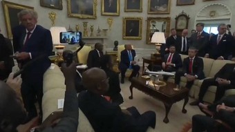 Trump, Katar sorusuna öfkelendi, muhabiri kovdu (Video)