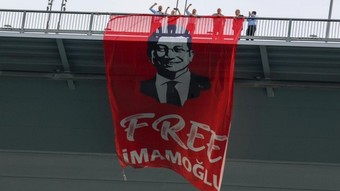 CHP'li vekiller İstanbul'da köprüye İmamoğlu pankartı astı