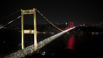Fatih Sultan Mehmet Köprüsü "sarı-kırımızı" oldu