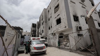 Gazze'de, İsrail'in saldırıları altındaki iki hastanede yaralılar ve sağlık personelleri kurtarıldı