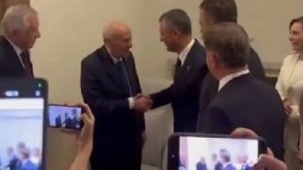 Bahçeli, Özel ile tokalaştı: Çok hareketlisiniz maşallah