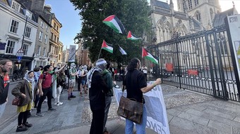 Cambridge öğrencileri İsrail'le ilişkilerin kesilmesi talebiyle eylem başlattı