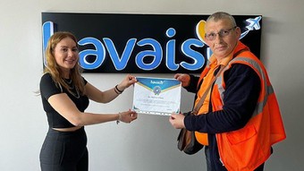 Havalimanında bulduğu 10 bin doları sahibine teslim etti