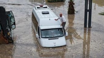 Trabzon'da sel felaketi: Çok sayıda ev ve iş yerini su bastı