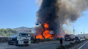 Kocaeli'de palet fabrikasında yangın: Ekipler müdahale ediyor