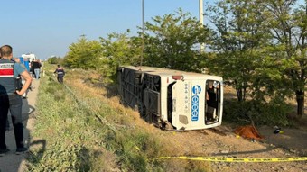 Konya’da yolcu otobüsü devrildi: 1 ölü, 23 yaralı