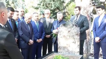 MHP lideri Bahçeli, Türkeş'in kabrini ziyaret etti, yeni anayasa mesajı verdi
