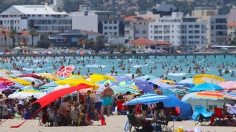 Çeşme'de plajlar doldu taştı, adım atacak yer kalmadı: Nüfus 1 milyonu geçti