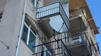 Fatih'te 3 katlı binanın balkonu çöktü! Bölgeye ekipler sevk edildi