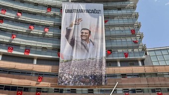CHP Genel Merkezi'ne Ferdi Zeyrek pankartı asıldı: Unutmayacağız