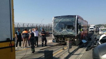 Kontrolden çıkan metrobüs bariyerlere çarptı