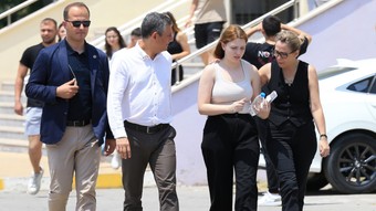 Özgür Özel, Ferdi Zeyrek'in kızını sınavın ikinci gününde de yalnız bırakmadı