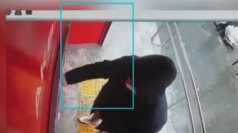 ATM’lerde yaşlıları dolandırdılar! Banka şifrelerini öğrenip, kartları alıp kaçtılar