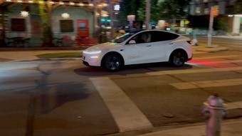 Tesla’nın sürücüsüz devrimi başladı: Cybercab robotaksiler yollarda