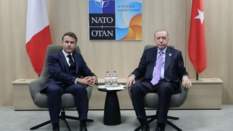 Cumhurbaşkanı Erdoğan, NATO Zirvesi’nde Fransa Cumhurbaşkanı Macron ile görüştü