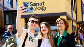 Ünlüce "Genciz güzeliz iyi ki Eskişehir'deyiz diyen gençlere teşekkürler"