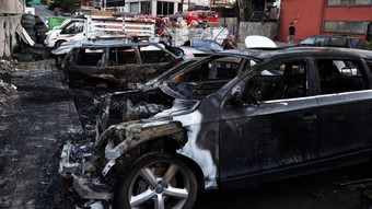 Ataşehir'de sanayi sitesinde yangın: Park halindeki otomobiller yandı