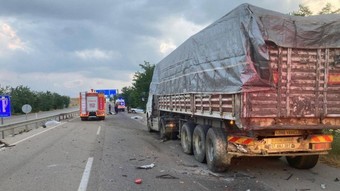 Balıkesir'de otomobil tıra çarptı: 4 kişi hayatını kaybetti