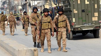 Pakistan'da bombalı terör saldırısı: 13 asker öldü