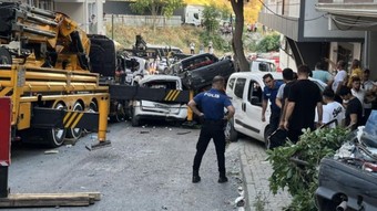 Başakşehir'de vinç kontrolden çıktı: 23 araç hasar gördü