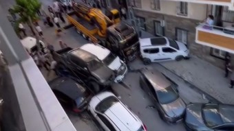 Kontrolden çıkan vinç, park halindeki 23 araca çarptı