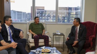 Özgür Özel'den Murat Emir'e ziyaret