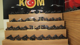 Durdurulan araçtan İkinci Dünya Savaşı'nda kullanılan silahlar çıktı