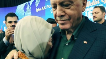 AK Parti, 'kalp' emojisiyle paylaştı: Emine Erdoğan, Cumhurbaşkanı Erdoğan'ın konuşması sırasında gözyaşlarını tutamadı