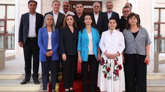 Terör örgütü PKK'nın silah bırakma törenine katılan davetlilerin ağırlamasını Barzani üstlendi