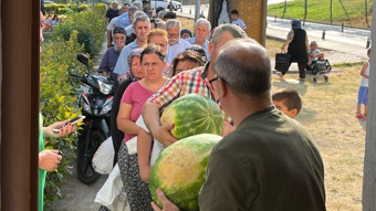 Duyan almak için koştu! Fiyata öfkelendiler, 50 ton karpuzu ücretsiz dağıttılar