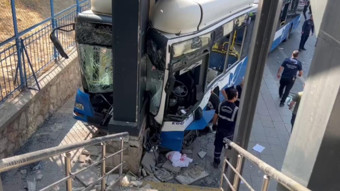 Ankara Keçiören'de belediye otobüsü kaza yaptı! Yaralılar var