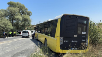 Arnavutköy'de İETT otobüsü ve otomobil çarpıştı: Sürücü hayatını kaybetti