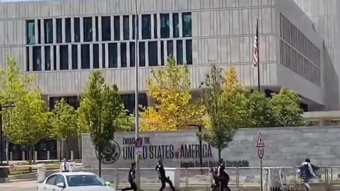 ABD’nin Ankara Büyükelçiliği’ne kırmızı boyalı saldırı! Güvenlik güçleri anında müdahale etti (Video)