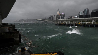 Hong Kong'da tayfun alarmı! Uçuşlar iptal edildi, okullar kapatıldı