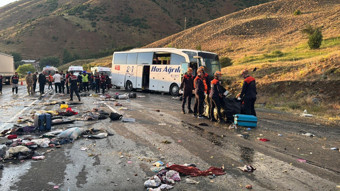 Sivas'ta yolcu otobüsü dağın yamacına çarptı: Ölüler ve yaralılar var