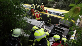 Almanya'da yolcu treni raydan çıktı: 3 kişi hayatını kaybetti