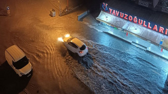 Ankara’da yollar göle döndü, şimşekler gökyüzünü aydınlattı