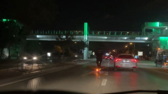 Scooterla 90 kilometre hız yaptı, araçları solladı