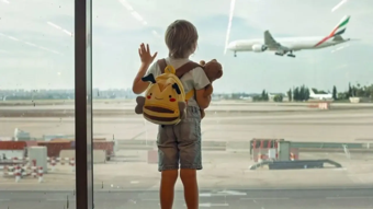 Barcelona'da bir anne - baba pasaportu geçersiz olan çocuklarını havaalanında bırakıp uçağa bindi