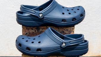Tüketici tasarrufa ayakkabıdan başladı: Crocs’un hisseleri erimeye başladı