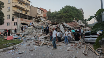 Balıkesir'de deprem sonrası bir bina çöktü