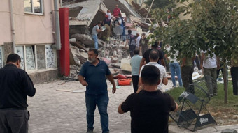 Balıkesir'de deprem sonrası bir bina çöktü