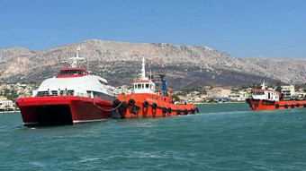 Çeşme'de bir gemi Yunan gemilerine çarptı: Yolcular mahsur kaldı!